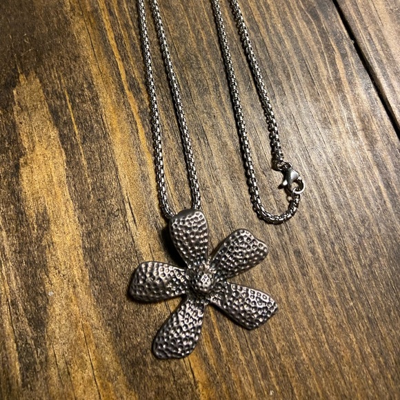 Retired Silpada flower necklace with 18” box chain. Looks brand new. - Picture 9 of 11